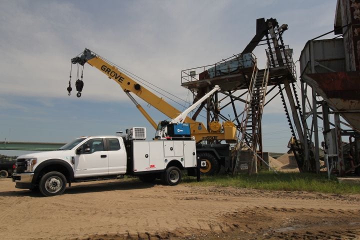 Air pump crane store truck